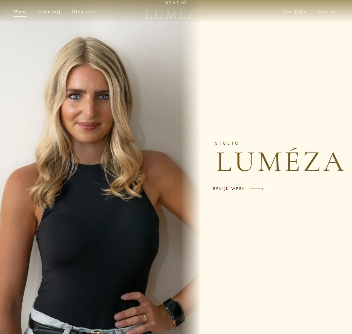 De homepage van Studio Luméza: een portretfoto met daarnaast de naam van de studio.
